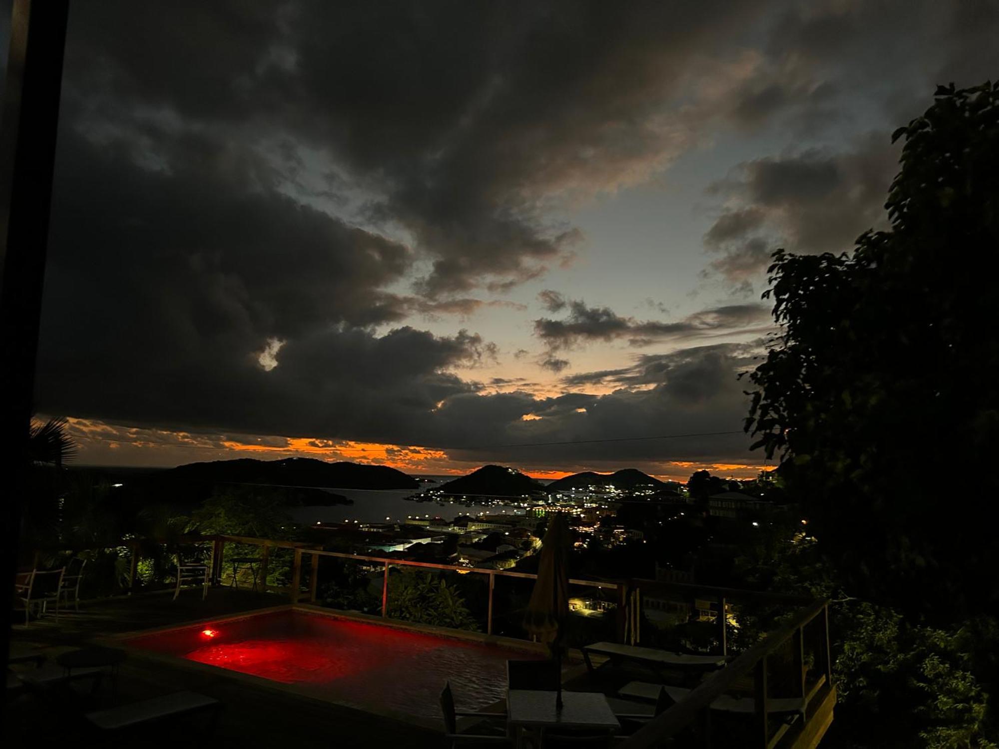The Green Iguana Hotel 夏洛特阿马利亚 外观 照片